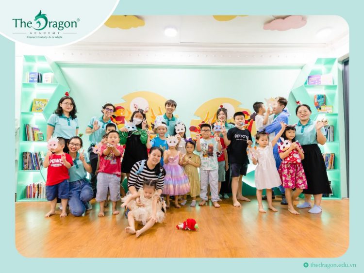 Các bạn nhỏ và các bậc phụ huynh tham gia khóa học tại The Dragon